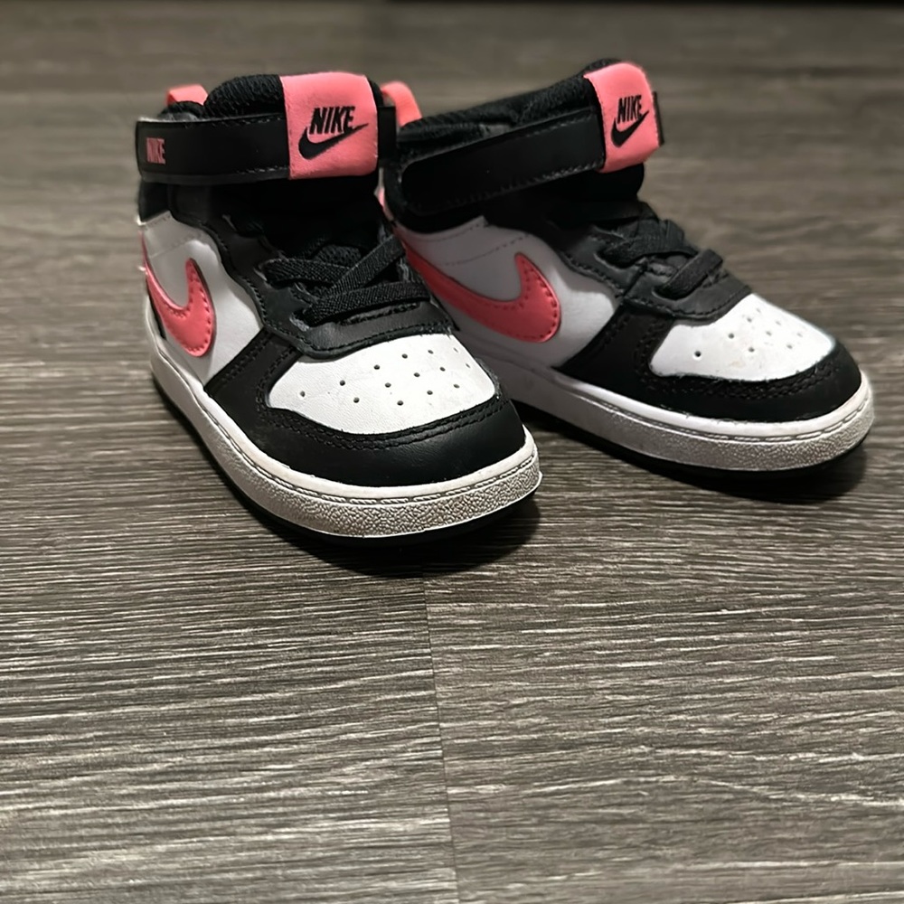 Toddler girls Nike sneakers
